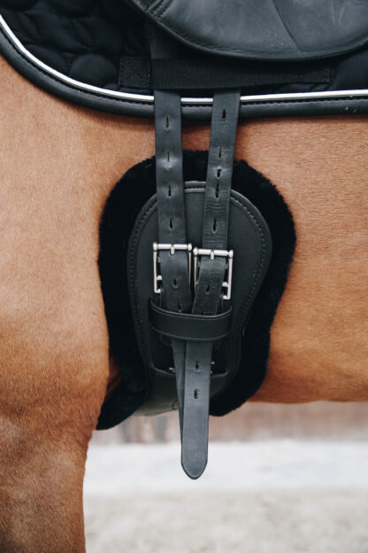 Kentucky Horsewear anatomischer Kurzgurt mit Fell – Bild 4