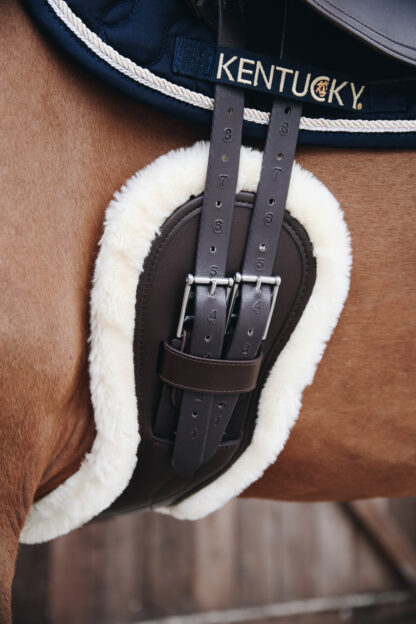 Kentucky Horsewear anatomischer Kurzgurt mit Fell